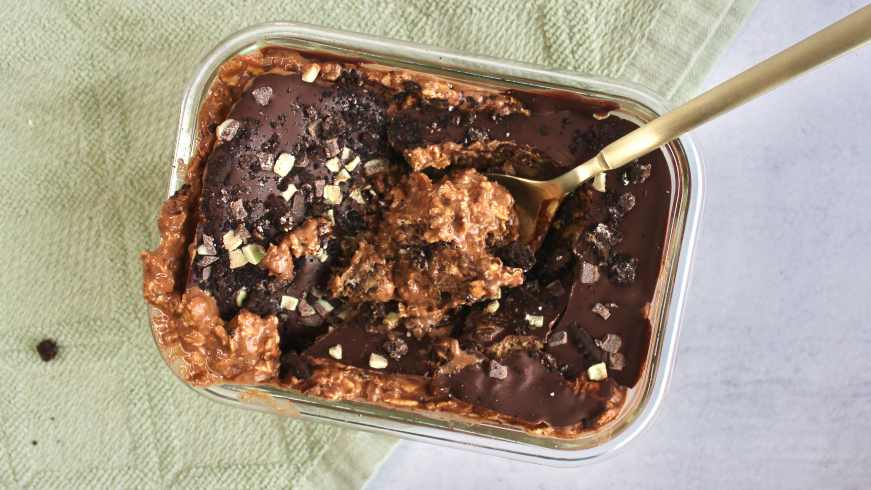 Healthy Mint Chocolate Chip Protein Overnight Oats